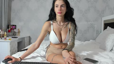 Snapshot of desert2blosom chatting on December 6, 2024, 12:34 am Mia online show from December 6, 2024, 12:34 am