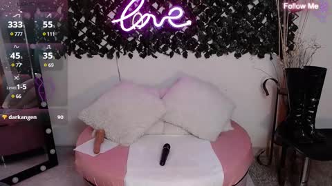 Snapshot of destinyhills_ chatting on February 8, 2025, 3:21 pm Destiny online show from February 8, 2025, 3:21 pm