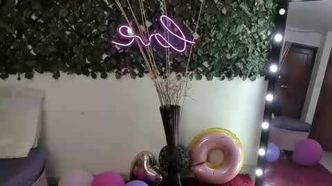 Snapshot of destinyhills_ chatting on September 11, 2025, 12:05 pm Destiny online show from September 11, 2025, 12:05 pm