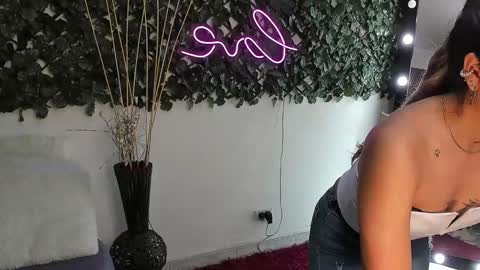 Snapshot of destinyhills_ chatting on September 15, 2025, 12:05 pm Destiny online show from September 15, 2025, 12:05 pm