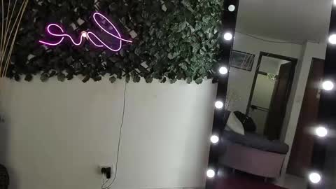 Snapshot of destinyhills_ chatting on September 16, 2025, 12:06 pm Destiny online show from September 16, 2025, 12:06 pm