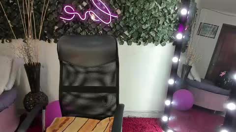 Snapshot of destinyhills_ chatting on September 18, 2025, 12:07 pm Destiny online show from September 18, 2025, 12:07 pm