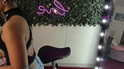 Snapshot of destinyhills_ chatting on September 25, 2025, 12:09 pm Destiny online show from September 25, 2025, 12:09 pm