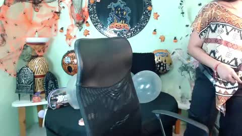 Snapshot of destinyhills_ chatting on October 21, 2025, 12:17 pm Destiny online show from October 21, 2025, 12:17 pm