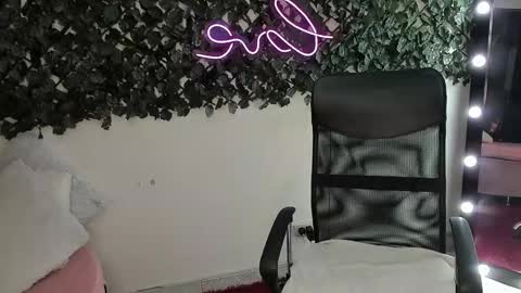 Snapshot of destinyhills_ chatting on November 6, 2025, 12:06 pm Destiny online show from November 6, 2025, 12:06 pm