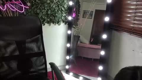 Snapshot of destinyhills_ chatting on November 11, 2025, 12:05 pm Destiny online show from November 11, 2025, 12:05 pm