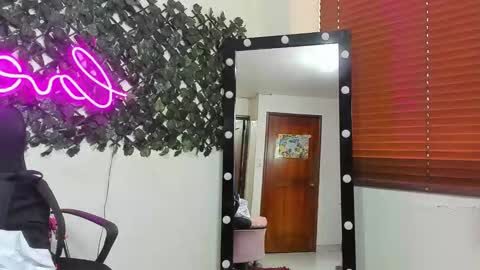 Snapshot of destinyhills_ chatting on December 2, 2025, 12:10 pm Destiny online show from December 2, 2025, 12:10 pm