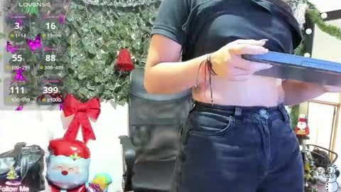 Snapshot of destinyhills_ chatting on December 5, 2025, 12:03 pm Destiny online show from December 5, 2025, 12:03 pm