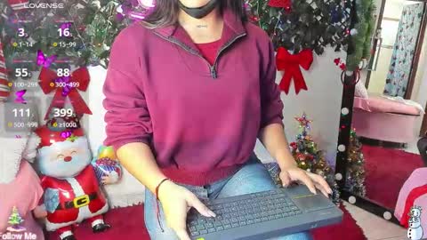 Snapshot of destinyhills_ chatting on December 15, 2025, 12:42 pm Destiny online show from December 15, 2025, 12:42 pm