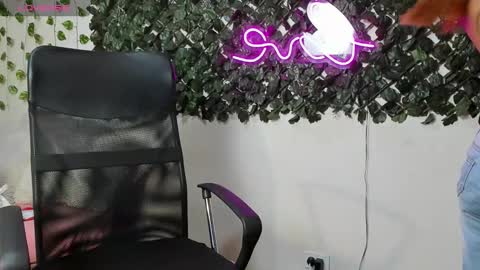 Snapshot of destinyhills_ chatting on January 17, 2026, 11:59 am Destiny online show from January 17, 2026, 11:59 am