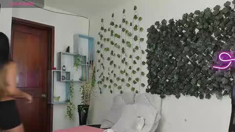 Snapshot of destinyhills_ chatting on February 2, 2026, 12:04 pm Destiny online show from February 2, 2026, 12:04 pm