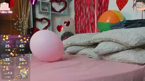 Snapshot of destinyhills_ chatting on February 17, 2026, 12:23 pm Destiny online show from February 17, 2026, 12:23 pm