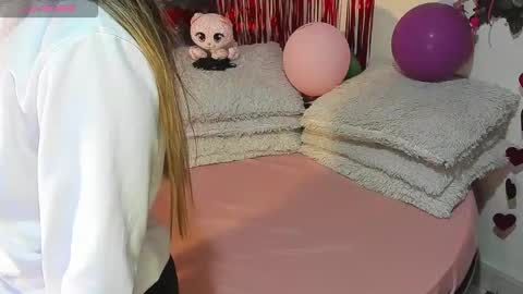 Snapshot of destinyhills_ chatting on February 21, 2026, 12:06 pm Destiny online show from February 21, 2026, 12:06 pm