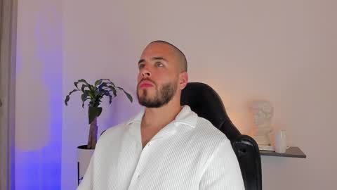 Snapshot of devoncollins chatting on December 14, 2024, 12:22 am Devon Collins Independent model online show from December 14, 2024, 12:22 am