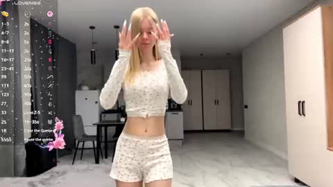Snapshot of dewdropdoll chatting on June 20, 2026, 7:27 pm dewdropdoll online show from June 20, 2026, 7:27 pm