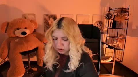 Dia online show from December 17, 2025, 7:42 pm