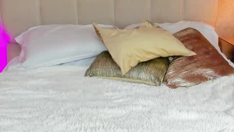 dianac1998 online show from October 15, 2025, 9:15 pm