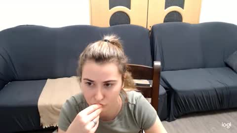 dianasmiey7 online show from December 17, 2024, 9:27 pm