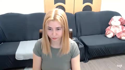 dianasmiey7 online show from February 4, 2025, 9:28 am