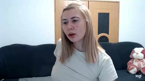dianasmiey7 online show from February 21, 2025, 7:43 pm