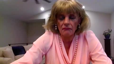 Snapshot of dianeheels chatting on June 3, 2026, 1:36 pm dianeheels online show from June 3, 2026, 1:36 pm