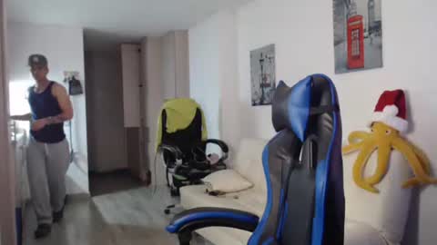 dilanxxx8888 online show from December 17, 2025, 3:45 am