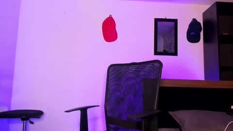 dimitri_higt online show from September 18, 2025, 9:50 pm
