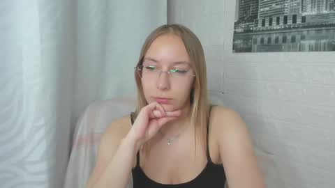 Snapshot of dina_sunshine chatting on May 29, 2026, 12:30 am Dina online show from May 29, 2026, 12:30 am