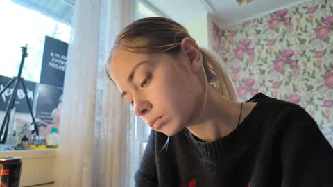 dinorahmroczkowski online show from September 17, 2025, 7:43 am