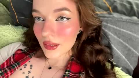 Snapshot of diora_vibe chatting on June 5, 2026, 7:19 pm Diora Sam online show from June 5, 2026, 7:19 pm