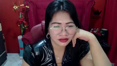 LatexQueen online show from February 8, 2025, 2:49 pm