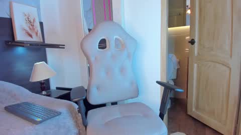 Alejandra online show from February 18, 2025, 6:37 am