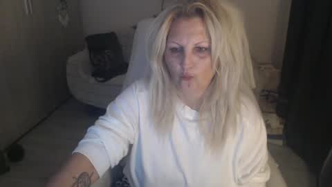 Snapshot of divineblond chatting on April 8, 2026, 10:21 pm Alexxa online show from April 8, 2026, 10:21 pm