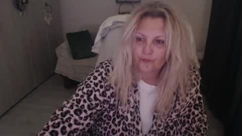 Snapshot of divineblond chatting on April 9, 2026, 11:43 pm Alexxa online show from April 9, 2026, 11:43 pm