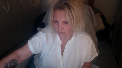 Snapshot of divineblond chatting on April 15, 2026, 7:43 pm Alexxa online show from April 15, 2026, 7:43 pm