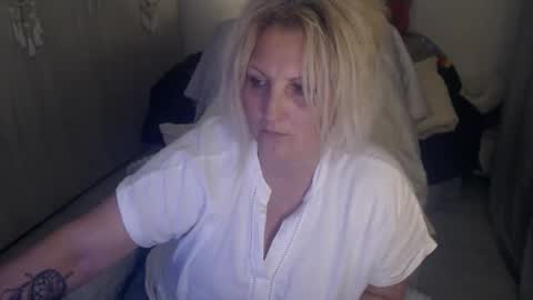 Snapshot of divineblond chatting on April 15, 2026, 7:58 pm Alexxa online show from April 15, 2026, 7:58 pm