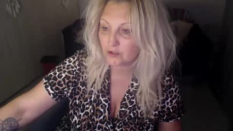 Snapshot of divineblond chatting on April 16, 2026, 11:18 pm Alexxa online show from April 16, 2026, 11:18 pm