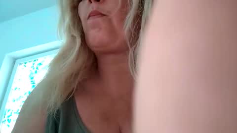 Snapshot of divineblond chatting on April 20, 2026, 10:51 am Alexxa online show from April 20, 2026, 10:51 am
