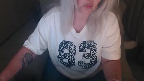 Snapshot of divineblond chatting on April 25, 2026, 9:23 pm Alexxa online show from April 25, 2026, 9:23 pm