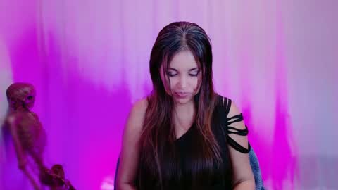 DivineLynn online show from February 5, 2025, 6:48 pm