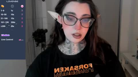 dixipixi_ online show from October 19, 2025, 5:41 am