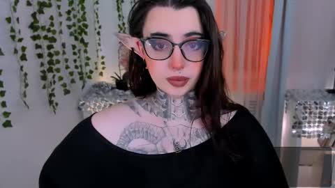 dixipixi_ online show from December 19, 2025, 5:36 am