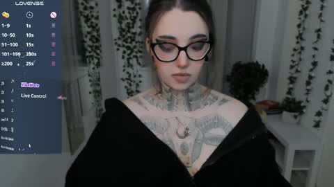 dixipixi_ online show from April 18, 2026, 6:06 am