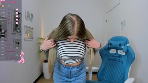 Snapshot of do_u_want_alice chatting on December 15, 2024, 2:30 am Alice online show from December 15, 2024, 2:30 am