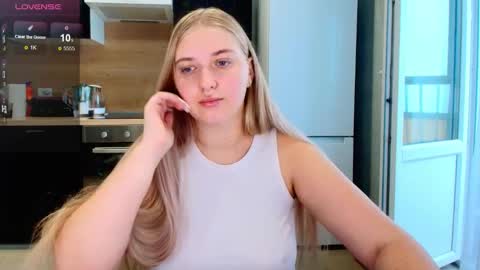 Snapshot of do_u_want_alice chatting on October 4, 2025, 6:44 am Alice online show from October 4, 2025, 6:44 am