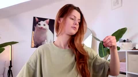 Your doll Lesli online show from April 18, 2026, 1:04 pm