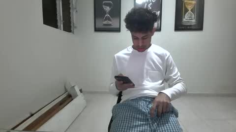 Snapshot of dollarhot30 chatting on January 5, 2025, 6:02 am DollarHot30 online show from January 5, 2025, 6:02 am