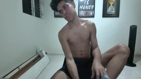 Snapshot of dollarhot30 chatting on January 8, 2025, 5:05 am DollarHot30 online show from January 8, 2025, 5:05 am