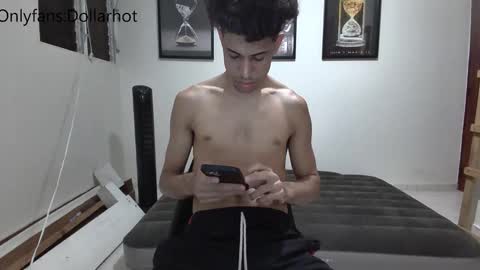 Snapshot of dollarhot30 chatting on March 1, 2025, 3:43 am DollarHot30 online show from March 1, 2025, 3:43 am