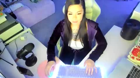 Snapshot of dolllface chatting on December 15, 2025, 6:06 am DOLLLFACE online show from December 15, 2025, 6:06 am